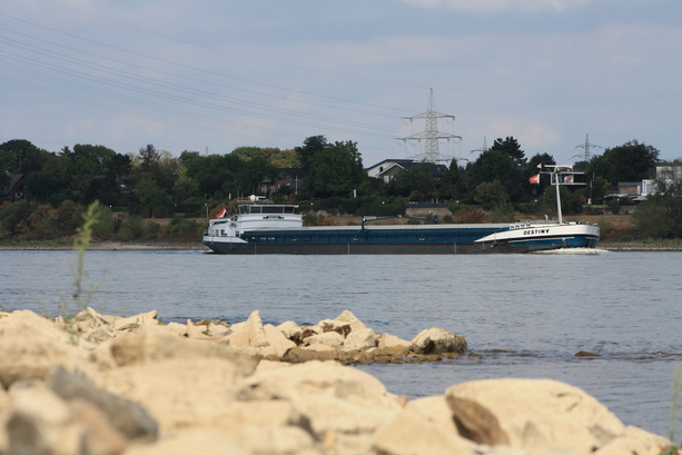 Bild vergr&ouml;&szlig;ern: Güterverkehr per Binnenschiff - Dümpeln auf Tiefstand