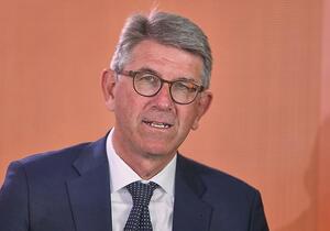 Weimer plant Initiative zur Beschränkung großer Plattformen