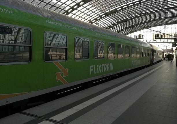 Bild vergr&ouml;&szlig;ern: Flix will mit neuen Zügen Preise der Deutschen Bahn unterbieten