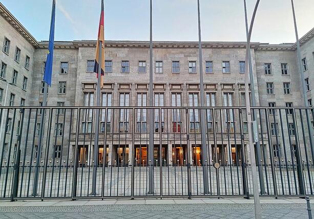 Bild vergr&ouml;&szlig;ern: Finanzministerium streicht steuerfreie Überstunden aus Gesetzentwurf