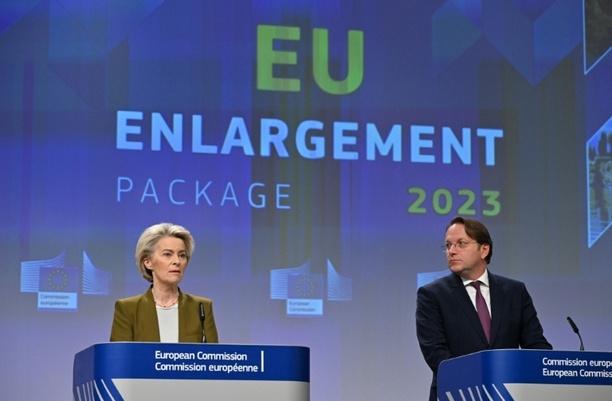 Bild vergrößern: Von der Leyen will mit ungarischem Kommissar über Spionage-Vorwürfe reden