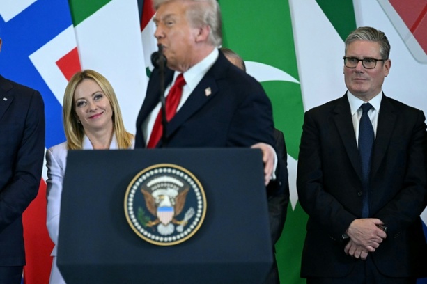 Bild vergrößern: Sie ist eine schöne junge Frau: Trump lobt Meloni bei Gaza-Gipfel für ihr Äußeres
