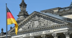 Unionsfraktion schenkt Merz Deutschlandfahne vom Reichstag zum Geburtstag