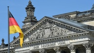 Unionsfraktion schenkt Merz Deutschlandfahne vom Reichstag zum Geburtstag