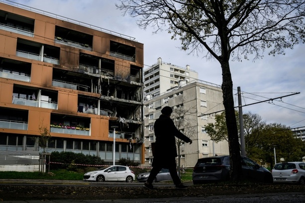 Bild vergrößern: Hausbrand in Frankreich bei Dreh von Videoclip: Rapper festgenommen