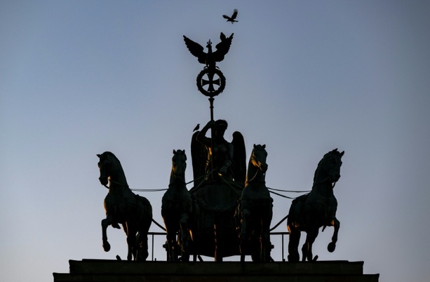 Bild vergrößern: Propalästinensische Aktivisten gelangen mit Hebebühne auf Brandenburger Tor