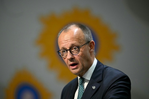 Bild vergrößern: Merz empfängt Präsidenten von Zypern mit militärischen Ehren in Berlin