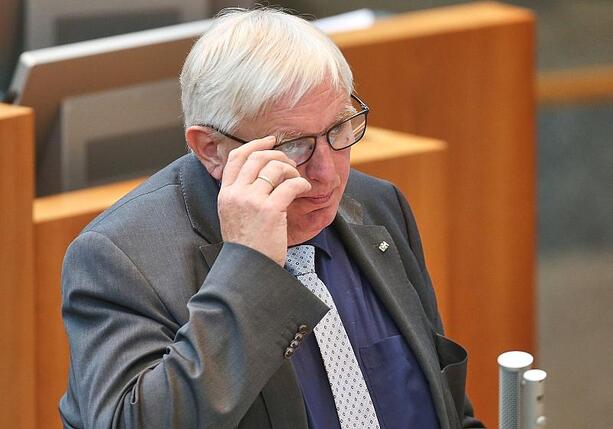 Bild vergrößern: Laumann rüffelt Streeck für Vorstoß zu neuen Medikamentenregeln