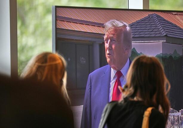 Bild vergrößern: Trump bringt Epstein mit Bill Clinton und anderen in Verbindung