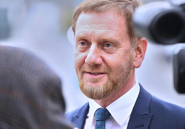 Bild vergrößern: Kretschmer: Kein Krankengeld für die ersten ein oder zwei Tage