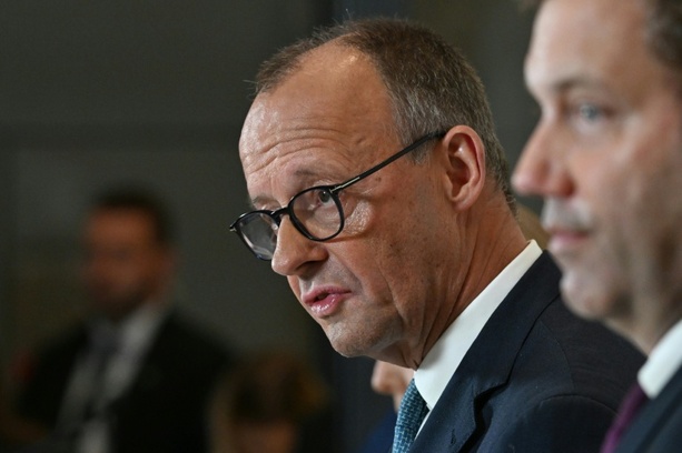 Bild vergrößern: Merz sieht Koalitionspartner SPD beim Kampf gegen AfD in der Pflicht