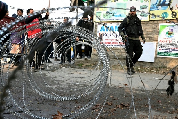 Bild vergrößern: Neun Tote durch Sprengstoff-Explosion auf Polizeiwache im indischen Teil Kaschmirs