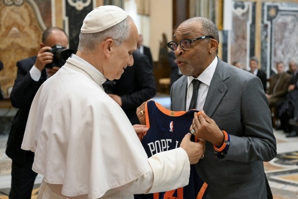 Bild vergrößern: Audienz für Filmstars: US-Regisseur Spike Lee schenkt Papst Leo XIV. ein Trikot