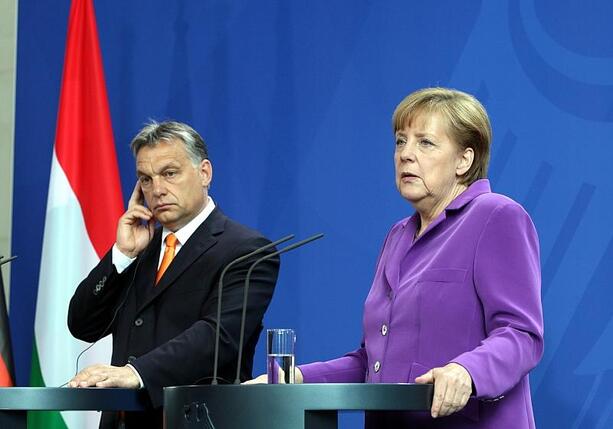 Bild vergrößern: Orbán lobt Merkel und kritisiert Merz