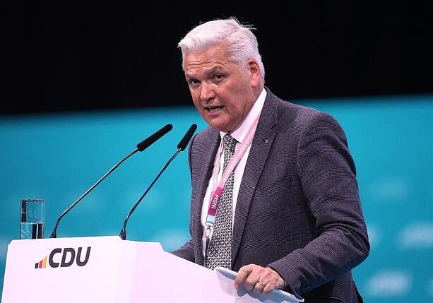 Bild vergrößern: Chef der Senioren-Union kann Sorgen der Jungen nachvollziehen