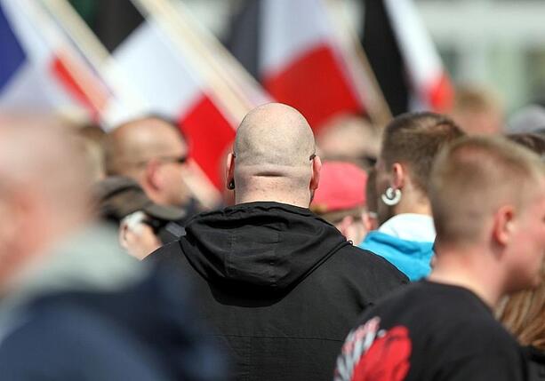 Bild vergrößern: Behörden fahnden nach 535 Rechtsextremisten