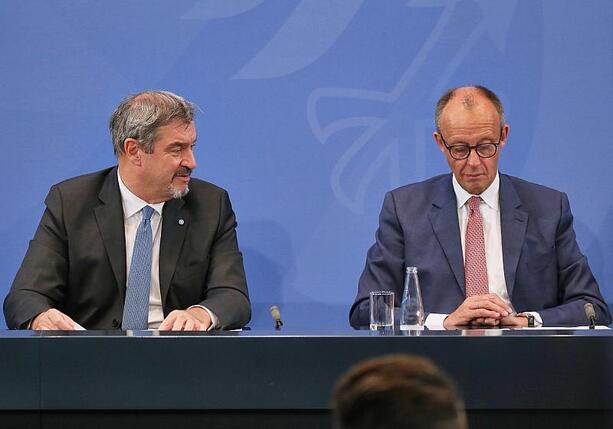 Bild vergrößern: Söder stärkt Merz im Rentenstreit den Rücken