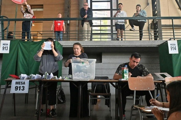 Bild vergrößern: Chile: Linkskandidatin Jara und Ultrarechter Kast dürften in Stichwahl einziehen