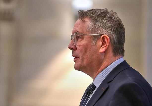 Bild vergrößern: Schweitzer kritisiert Rentendebatte