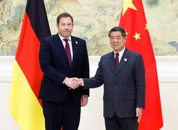Bild vergrößern: Klingbeil trifft zum Auftakt von China-Besuch Vize-Regierungschef He
