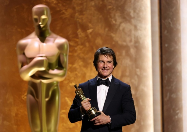 Bild vergrößern: Tom Cruise mit Ehren-Oscar für sein Lebenswerk ausgezeichnet