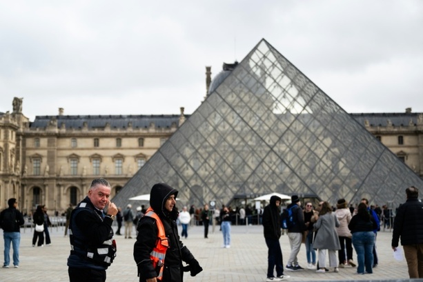 Bild vergrößern: Wegen instabiler Balken: Louvre schließt Galerie im Südflügel für Besucher