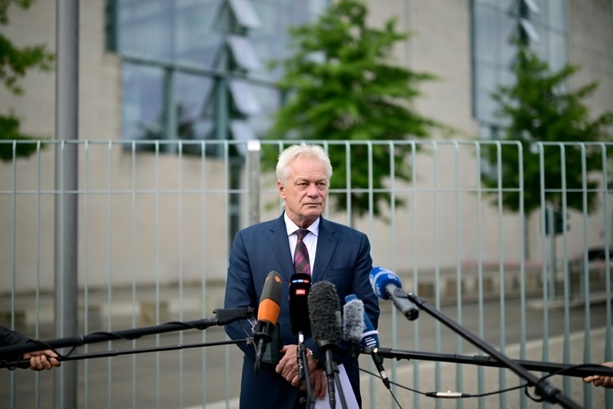 Bild vergrößern: Problem mit Treibstoffanzeige - USA-Flug von Landwirtschaftsminister Rainer abgebrochen