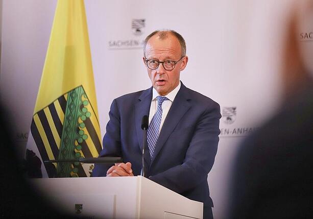 Bild vergrößern: Merz will bundesweite Sicherheits-Standards für Weihnachtsmärkte