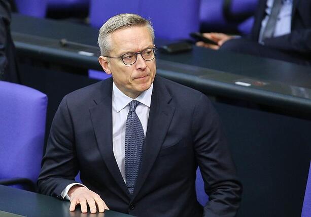 Bild vergrößern: Digitalminister verteidigt Führungsstil