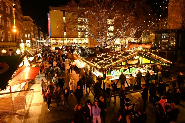 Bild vergrößern: BKA hat keine Gefährdungshinweise für Weihnachtsmärkte - Magdeburger Markt öffnet