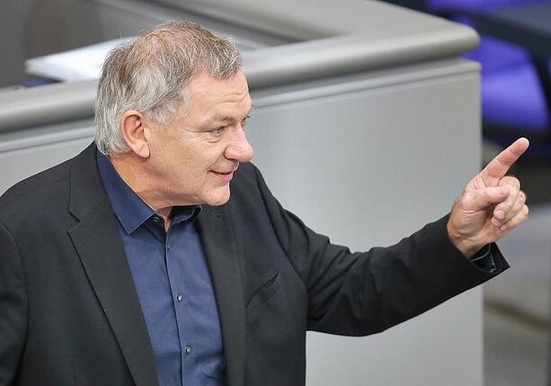 Bild vergrößern: Linken-Chef van Aken hält Predigt in Hamburger Kirche