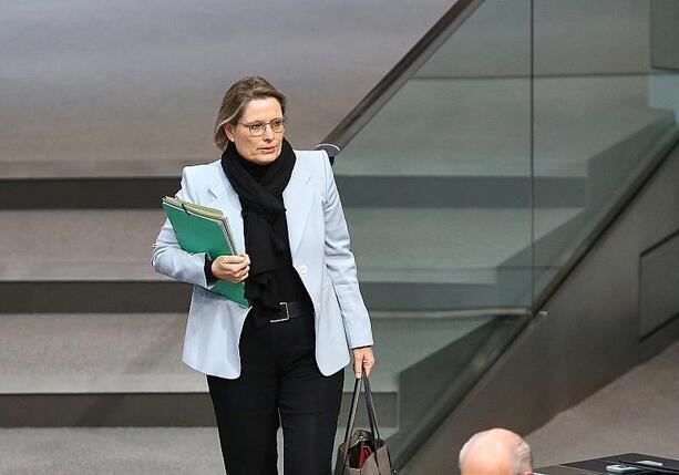 Bild vergrößern: Hubig plant elektronische Fußfessel bei häuslicher Gewalt