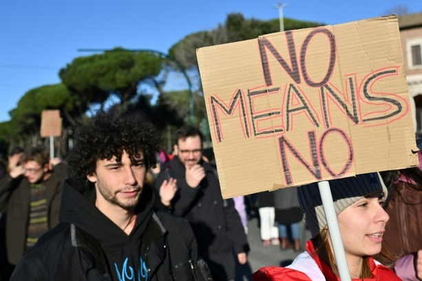 Bild vergrößern: Fußfesseln und Trainings: Regierung will Opfer häuslicher Gewalt besser schützen