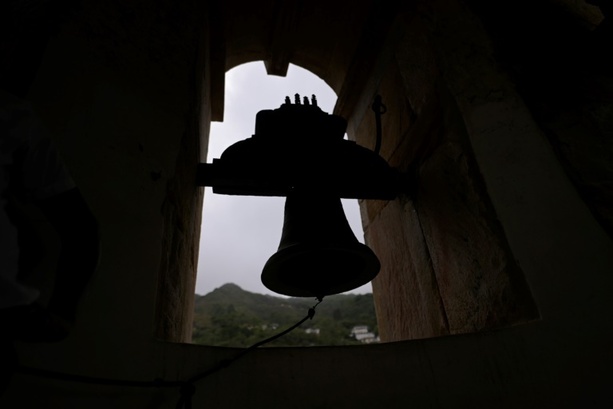 Bild vergrößern: Unbekannte stehlen 300 Kilogramm schwere Kirchenglocke in Bremen