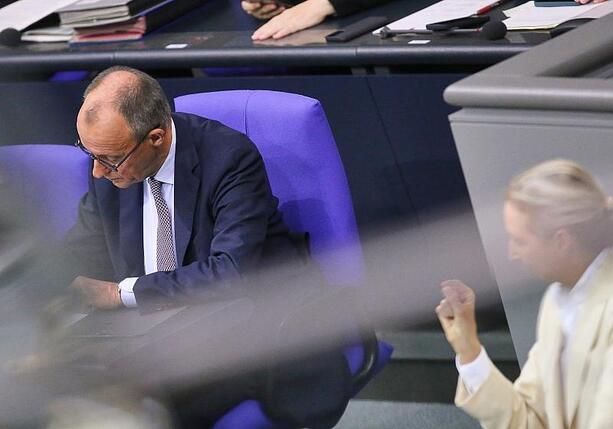 Bild vergrößern: Politbarometer: Union und AfD weiter gleichauf