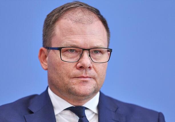 Bild vergrößern: Schneider pocht auf klare Pläne für fossile Energie bei Klimagipfel