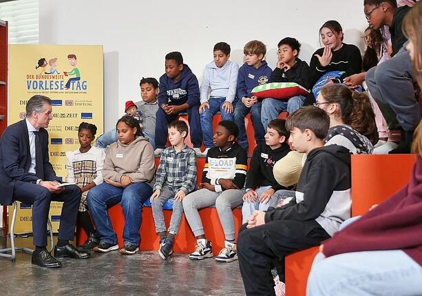 Bild vergrößern: Merz sagt Vorlesen wegen Ukraine kurzfristig ab - Frei übernimmt