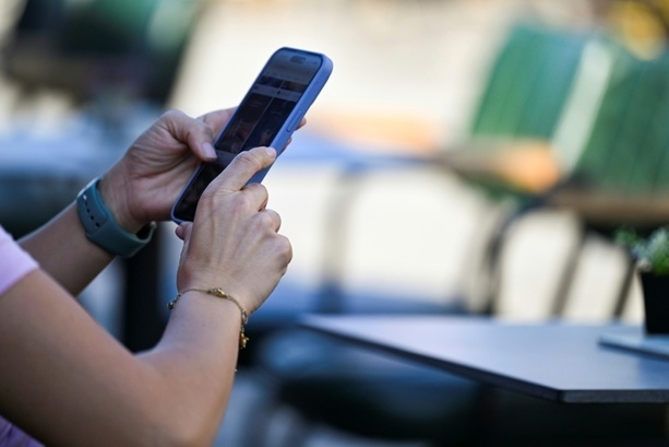 Bild vergrößern: Jeder zweite junge Mensch in Deutschland zeigt Anzeichen von Social-Media-Sucht