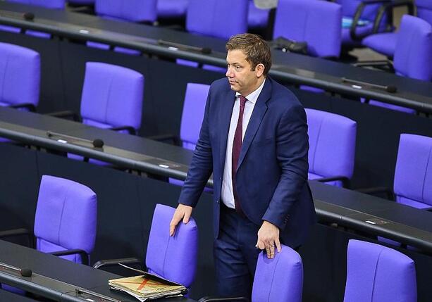 Bild vergrößern: Klingbeil kritisiert Spekulationen über Minderheitsregierung