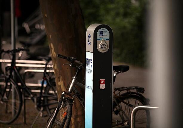 Bild vergrößern: ADAC und Verbraucherzentralen kritisieren E-Ladesäulen-Plan