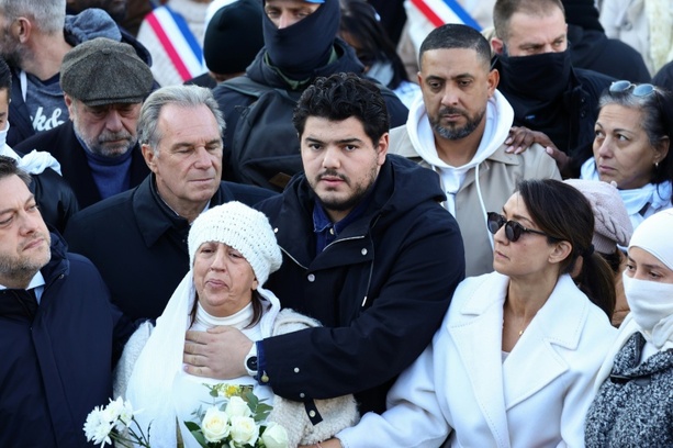 Bild vergrößern: Tausende Menschen protestieren in Marseille gegen Drogenkriminalität