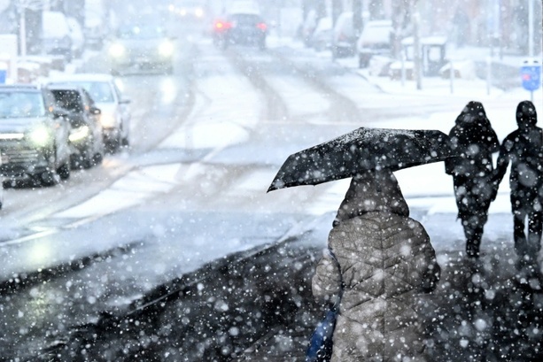 Bild vergrößern: Frost und Eisregen: Wetterdienst warnt vor glatten Straßen