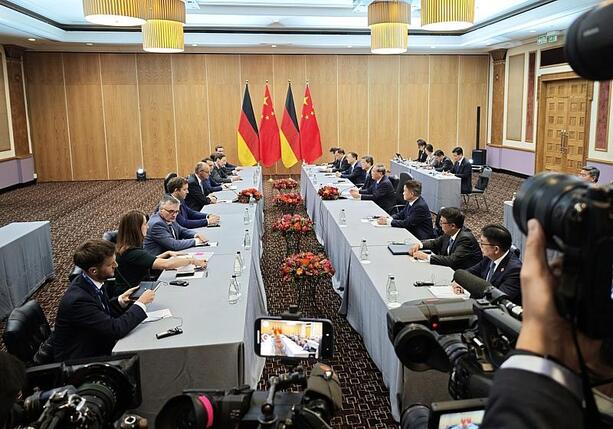 Bild vergrößern: Merz trifft chinesischen Ministerpräsidenten beim G20-Gipfel