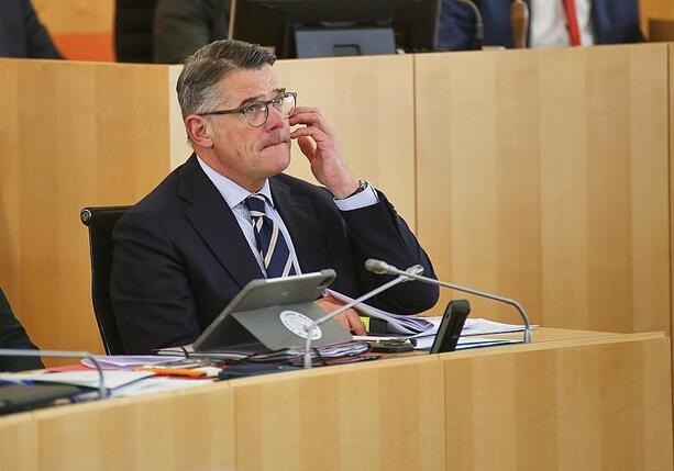 Bild vergr&ouml;&szlig;ern: Rhein wirbt für Reformen nach griechischem Vorbild