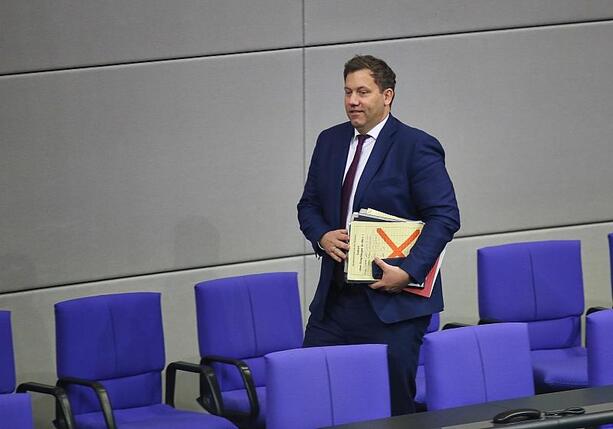 Bild vergrößern: Klingbeil bringt Riester-Reform auf den Weg