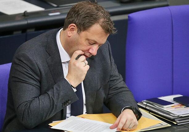 Bild vergrößern: Klingbeil plant Start der Frühstart-Rente für 2027