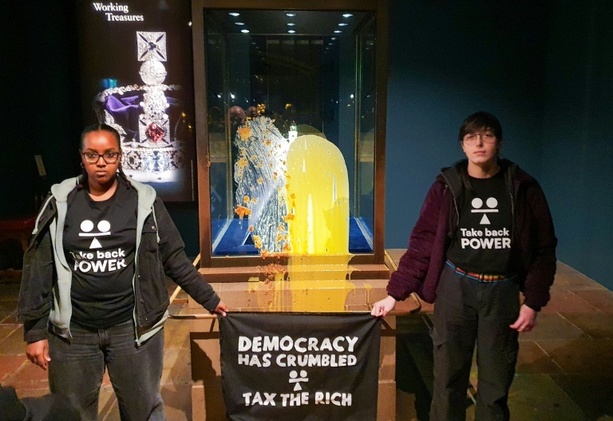 Bild vergrößern: Lebensmittelattacke auf britische Kronjuwelen - Vier Verdächtige in London festgenommen