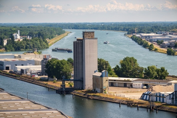 Bild vergrößern: Nach 40 Kilometer langer Irrfahrt: 82-jähriger Autofahrer ertrinkt in Rhein