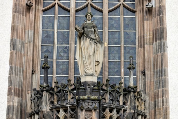 Bild vergrößern: Nachbarin tödlich von Treppe gestoßen: Drei Jahre Haft in Rheinland-Pfalz