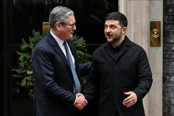 Bild vergrößern: Selenskyj zu Treffen mit Merz, Starmer und Macron in London eingetroffen